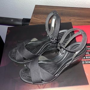 Crocs Leigh 2 sandal wedge size 7w black ankle strap